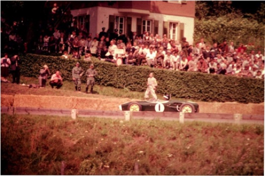 Sur le circuit d'Aintree avec la Lotus 18 FJ